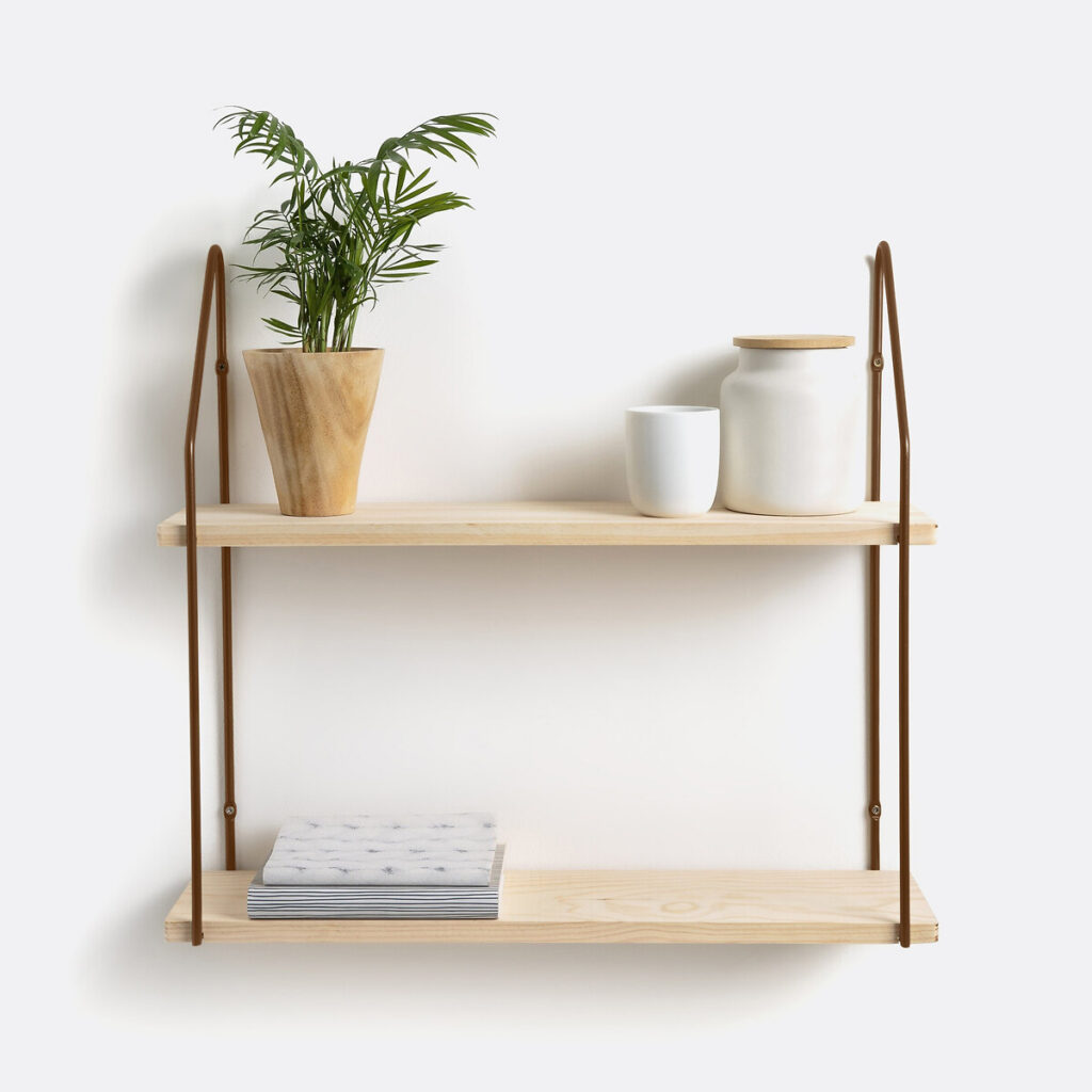 Wandplank met 2 planken in houtkleur, ideaal voor compacte woonruimtes